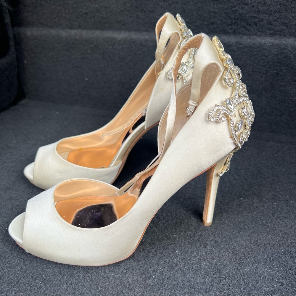 Badgley Mischka Elegant Ivory Peep Toe Heels